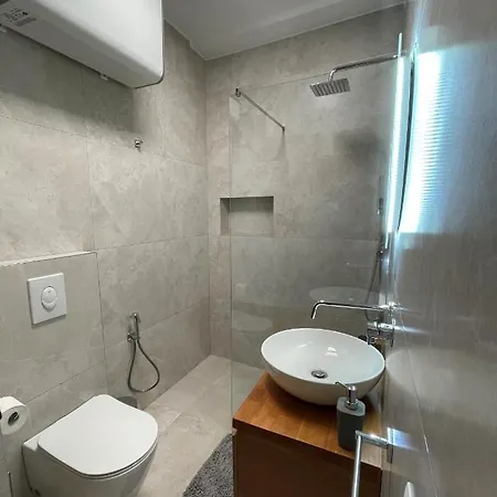 Proper 1 Apartman Tirana