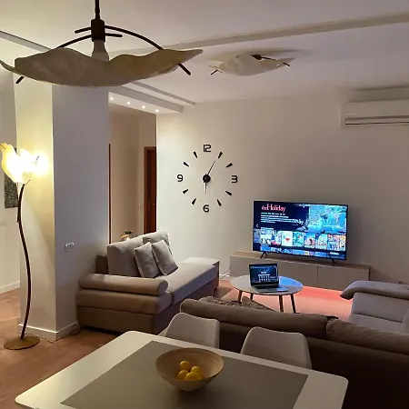 Proper 1 * تيرانا