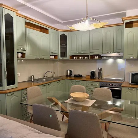 Proper 1 * טיראנה